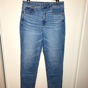 American Eagle Mom Jeans Light Wash Stretchy and High Waisted